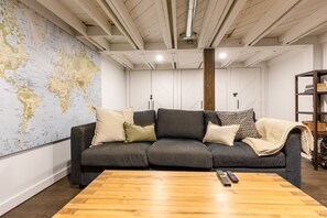 Smart TV, fireplace - Spacious 4BR Retreat | Steps to Downtown Fernie (Fernie)