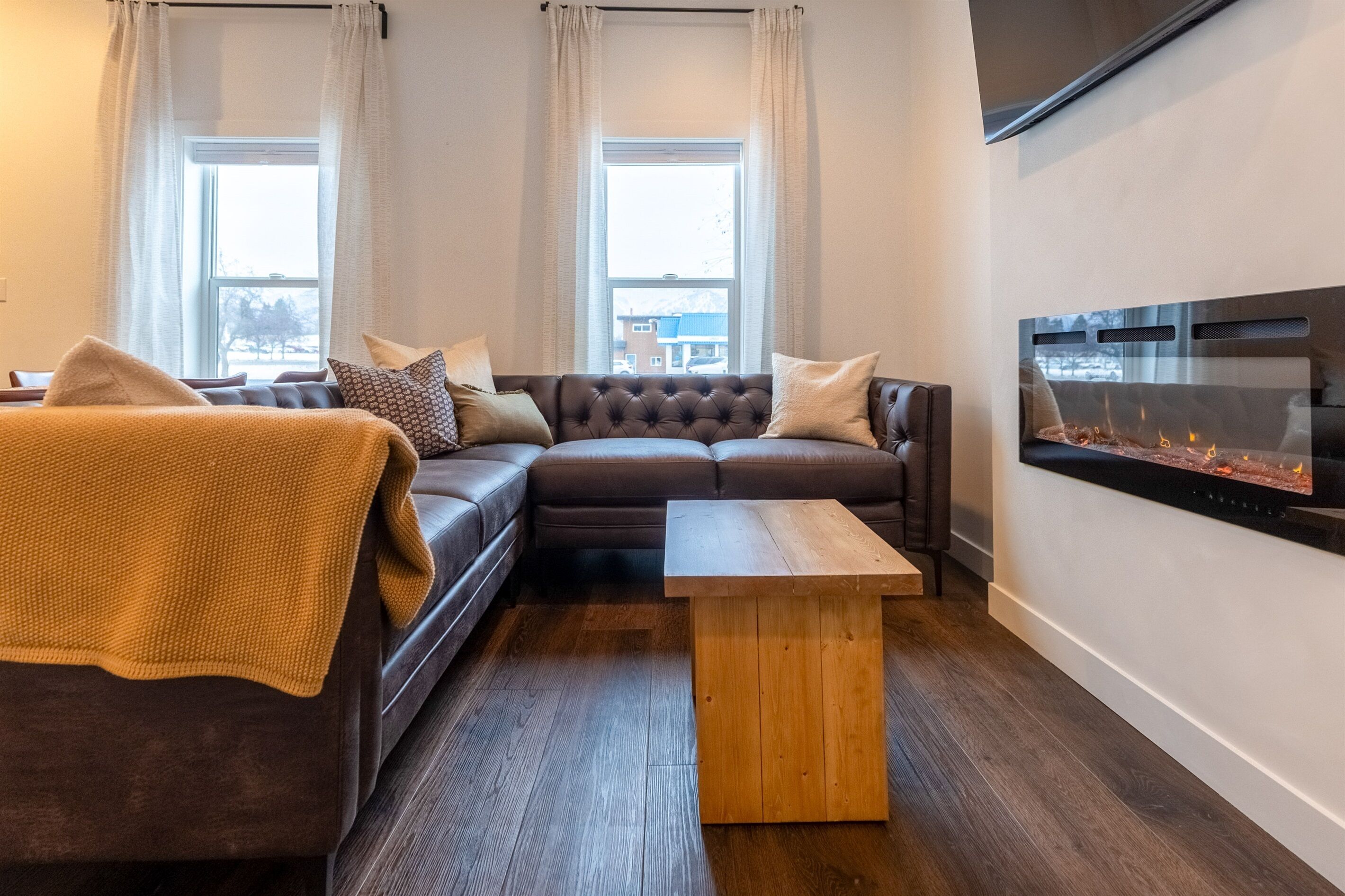 Smart TV, fireplace