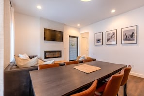 Dining - Spacious 4BR Retreat | Steps to Downtown Fernie (Fernie)