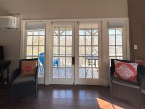 Living area - Stepping Stones Townhouse on Spring Street (Eureka Springs)