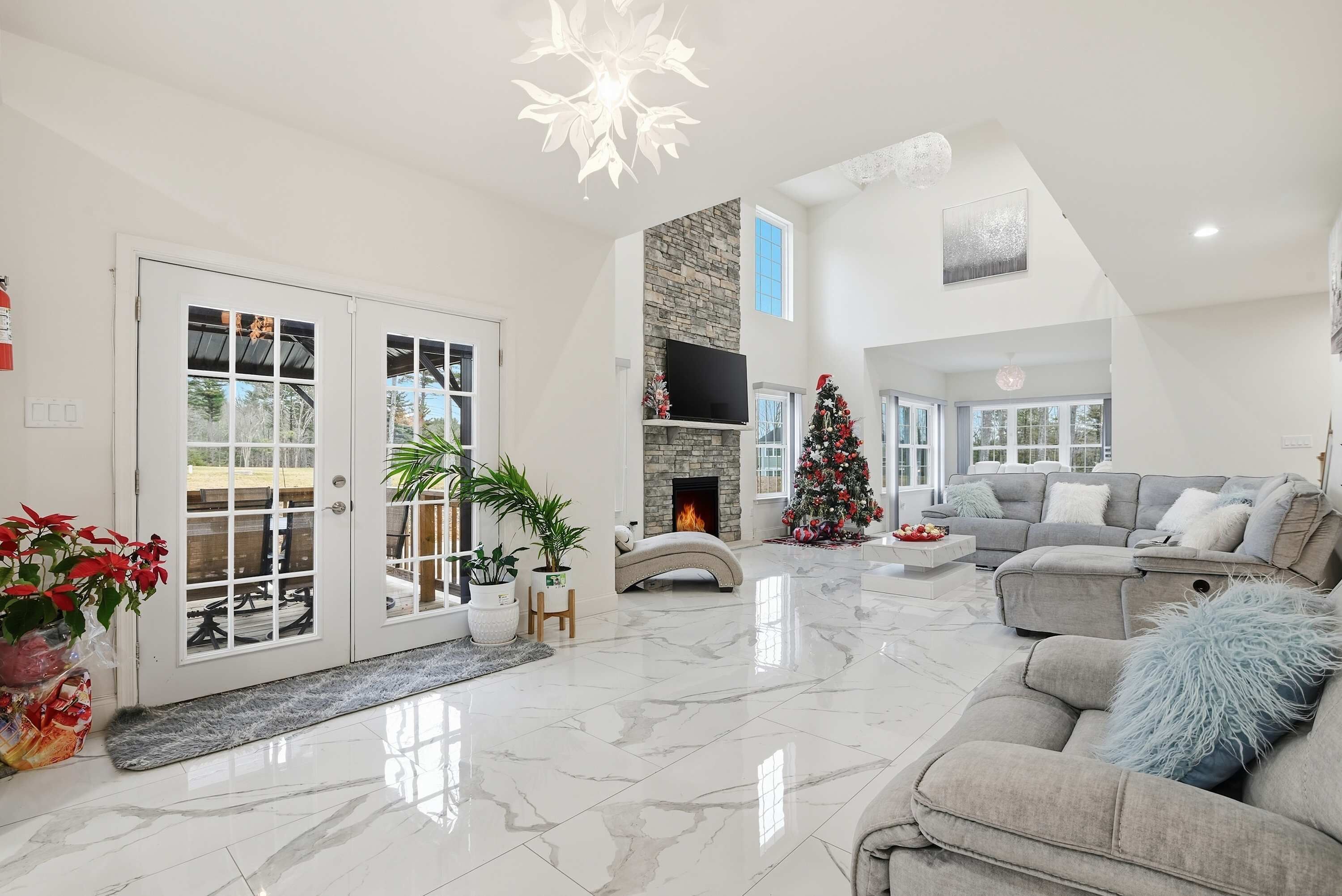 Televisie, een open haard en een kantoor