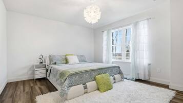 Escritorio, cuna de viaje, wifi y ropa de cama