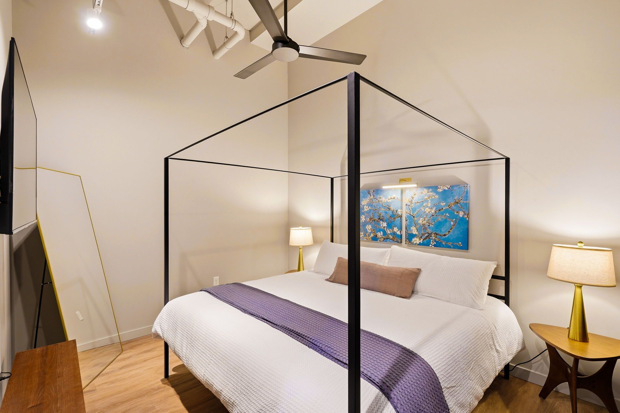 2 habitaciones, escritorio, tabla de planchar con plancha y wifi 