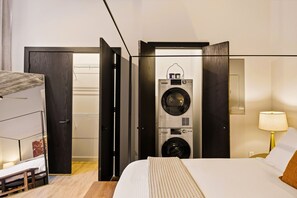 1 bedroom, desk, iron/ironing board, WiFi - The Meridian | 1BR | Rooftop Pool + King Bed + WD (St. Louis)