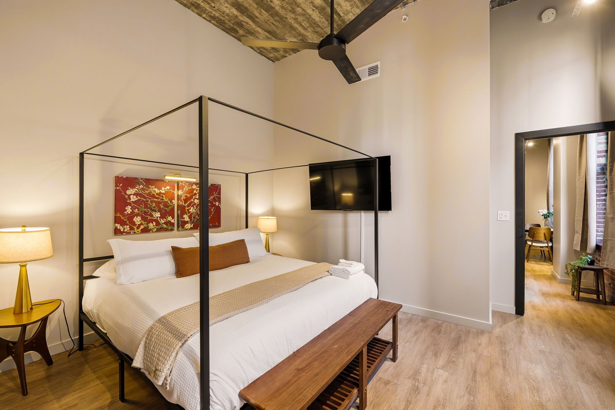 1 habitación, escritorio, tabla de planchar con plancha y wifi 