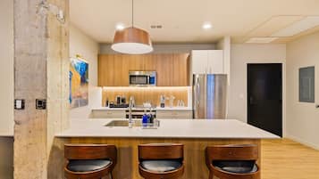 Een koelkast, een magnetron, een oven, een kookplaat