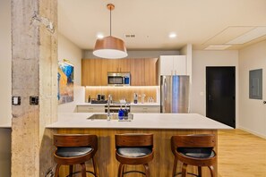 Een koelkast, een magnetron, een oven, een kookplaat