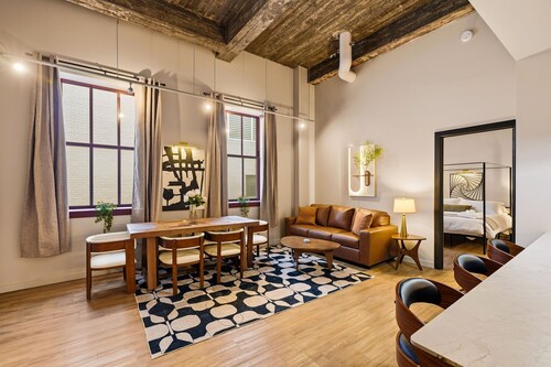 The Paragon | 2BR | Rooftop Pool + King Bed + WD