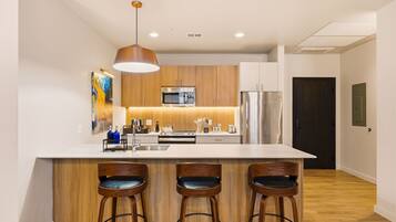 Frigorífico, microondas, horno y placa de cocina