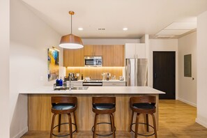 Frigorífico, microondas, horno y placa de cocina