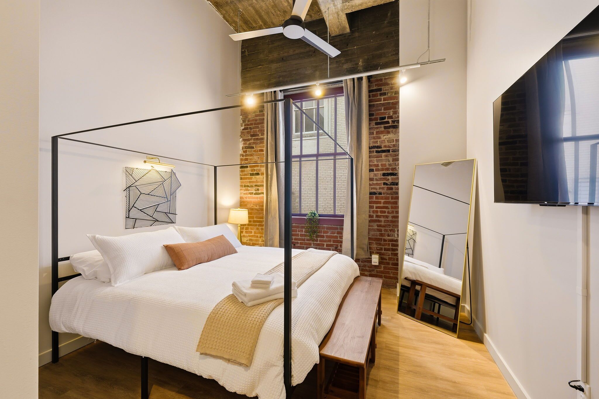 2 dormitorios, escritorio, tabla de planchar con plancha y wifi