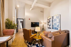 Televisión y oficina 