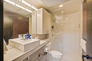 Douche, sèche-cheveux, serviettes fournies, shampoing