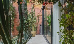 Exterior detail - Spacious 4-bedroom house in gorgeous Santa Monica with AC (Santa Monica)