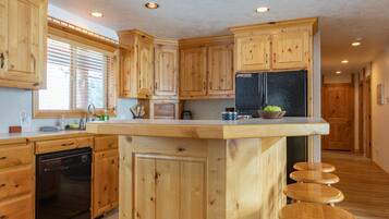 Chalet (4 Bedrooms) | Interior