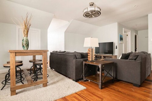 Charming Condo Historic Comfort Access