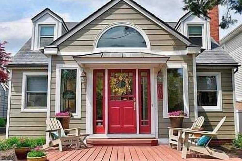 Charming 3 BR North End Beach Cottage One Block to the Beach Private Parking Private Backyard 1478 - Lake Susan Constant, VA