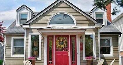 Charming 3 BR North End Beach Cottage One Block to the Beach Private Parking Private Backyard 1478