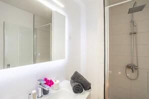 Shower, hair dryer, towels, shampoo - Villa La Bel Kay - Charming villa, pool & views (Le Marin)