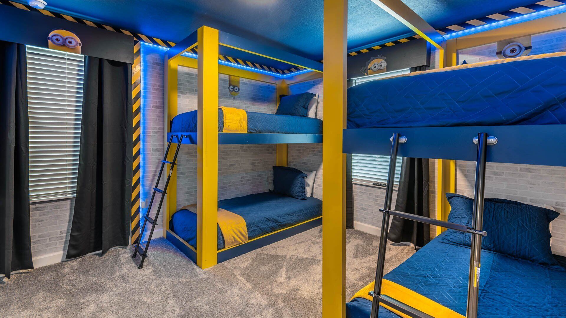 Quarto com beliche, uma janela com persianas e parede de tijolos.
