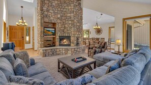 TV, fireplace - Charming Hot Tub Home Near Sharc (Bend)