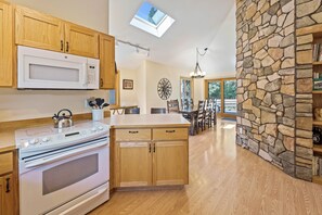 Interior - Charming Hot Tub Home Near Sharc (Bend)