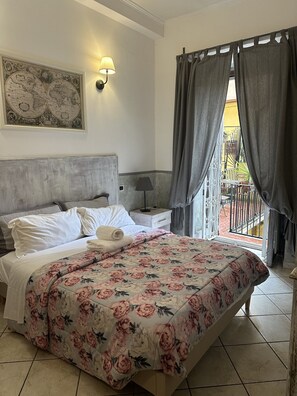 Habitación, 1 cama doble, balcón, vistas al patio | Escritorio y wifi gratis