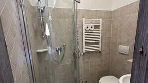 A modern bathroom with a glass-enclosed shower, a toilet, and a sink. - Guest House Maison Indipendenza (Rome)