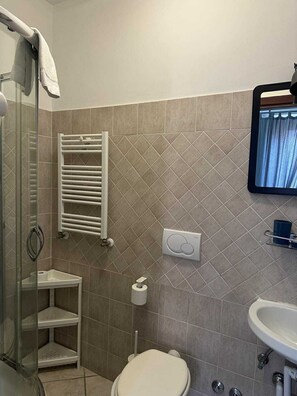Double or Twin Room, City View | Bathroom | Shower, hair dryer, towels, soap - Guest House Maison Indipendenza (Rome)