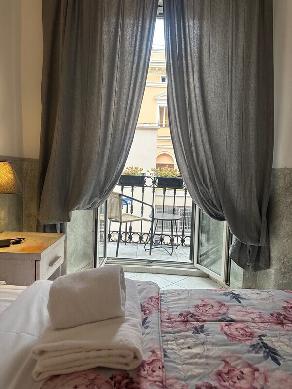 Room | Desk, free WiFi