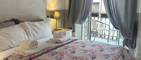Kamer, 1 queensize bed, balkon, uitzicht op de stad | Een bureau, gratis wifi