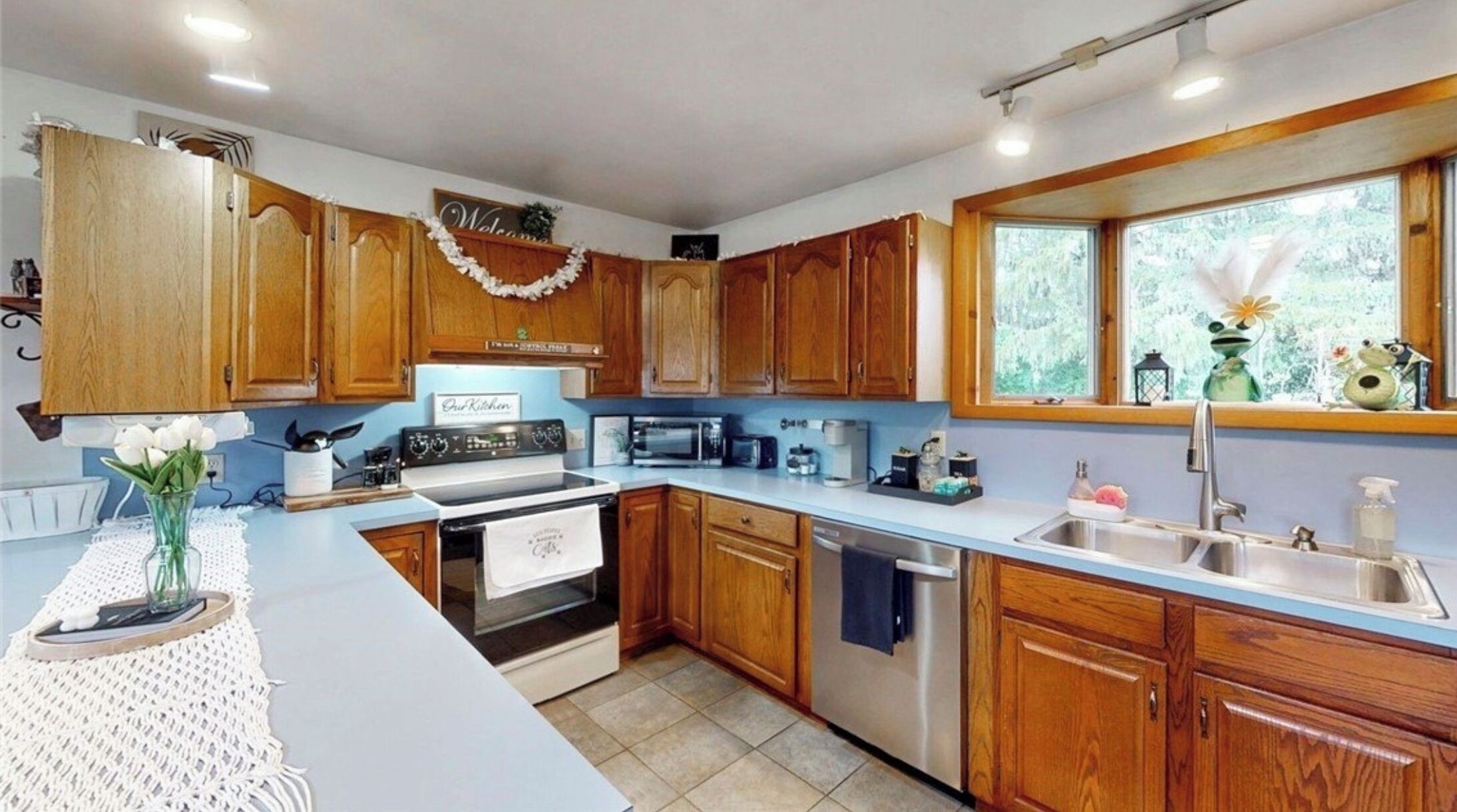 Microondas, horno, placa de cocina y lavavajillas