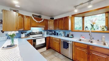 Microondas, horno, placa de cocina y lavavajillas