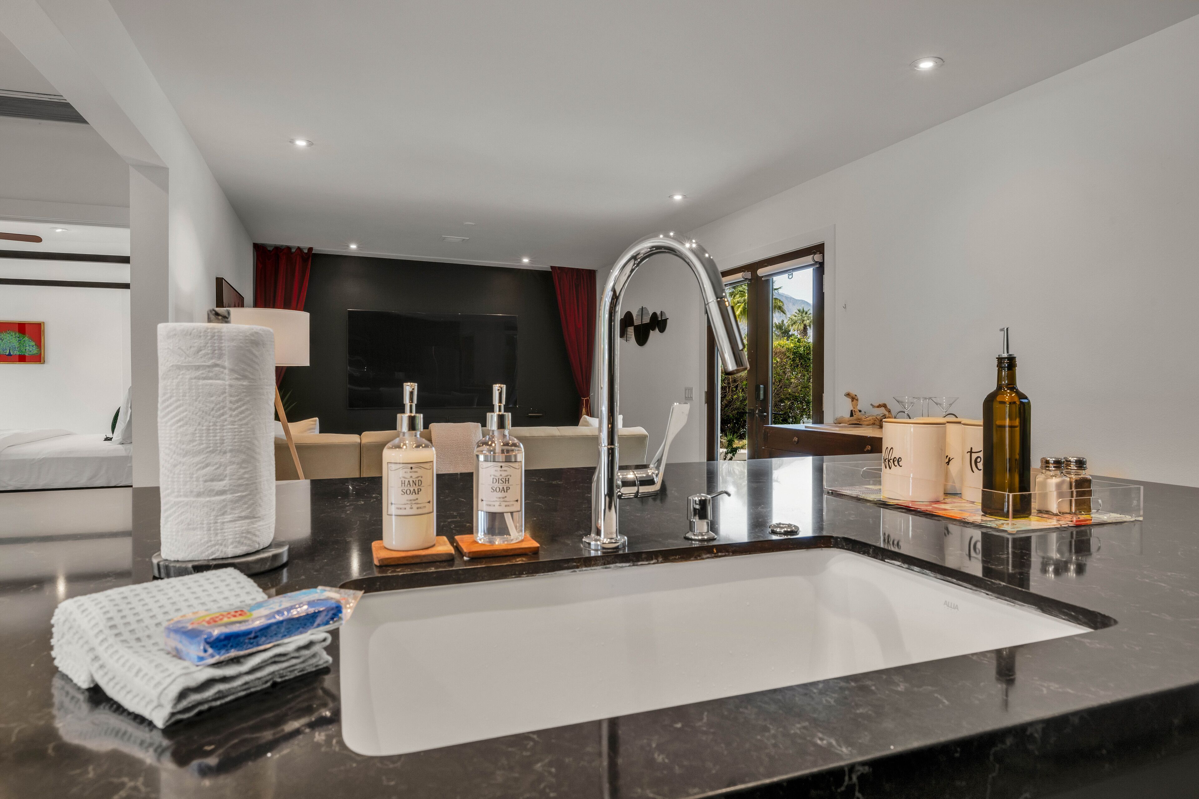 Une salle de bain moderne avec un grand lavabo, un miroir et des articles de toilette.