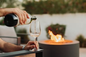 Eine Person gießt eine klare Flüssigkeit in ein Glas.