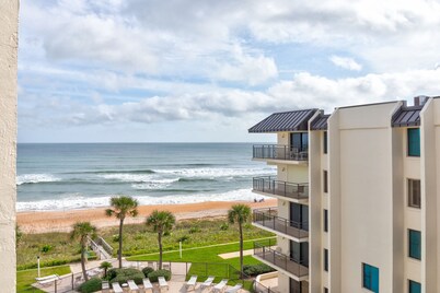 Sunny Ormond Beach SOB Condo, Pool, No Drive Beach