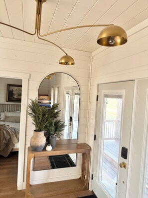 7 bedrooms, iron/ironing board, WiFi, bed sheets - 6-bedroom cabin-lake access .5 mile-hot tub-sauna-6' spiral slide-Modern Comfort (Island Park)