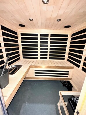 Sauna - 6-bedroom cabin-lake access .5 mile-hot tub-sauna-6' spiral slide-Modern Comfort (Island Park)