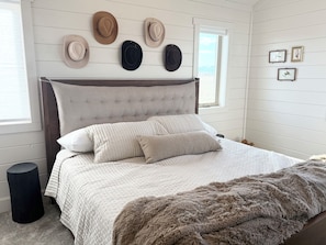 7 bedrooms, iron/ironing board, WiFi, bed sheets - 6-bedroom cabin-lake access .5 mile-hot tub-sauna-6' spiral slide-Modern Comfort (Island Park)