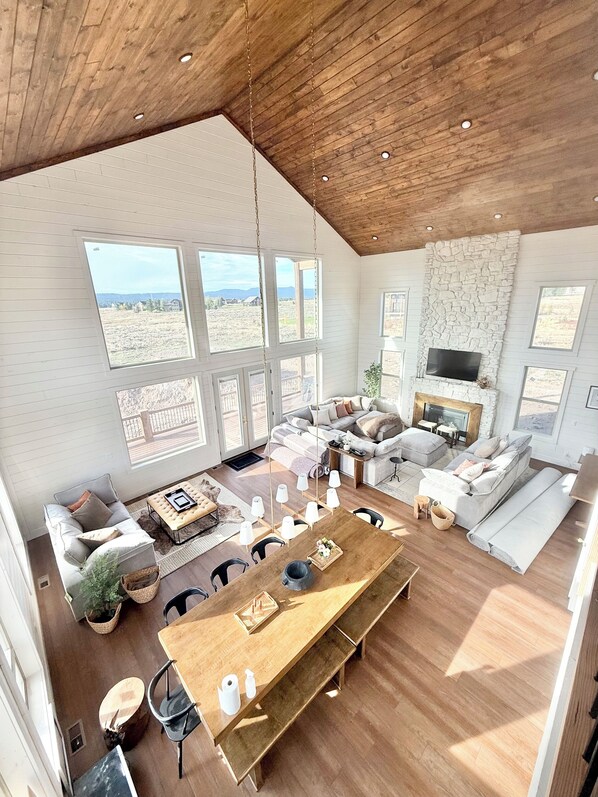 TV, fireplace - 6-bedroom cabin-lake access .5 mile-hot tub-sauna-6' spiral slide-Modern Comfort (Island Park)