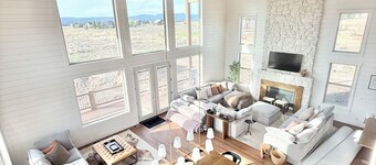 6-bedroom cabin-lake access .5 mile-hot tub-sauna-6' spiral slide-Modern Comfort