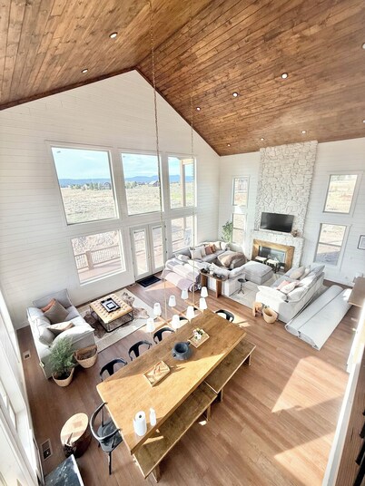 6-bedroom cabin-lake access .5 mile-hot tub-sauna-6' spiral slide-Modern Comfort