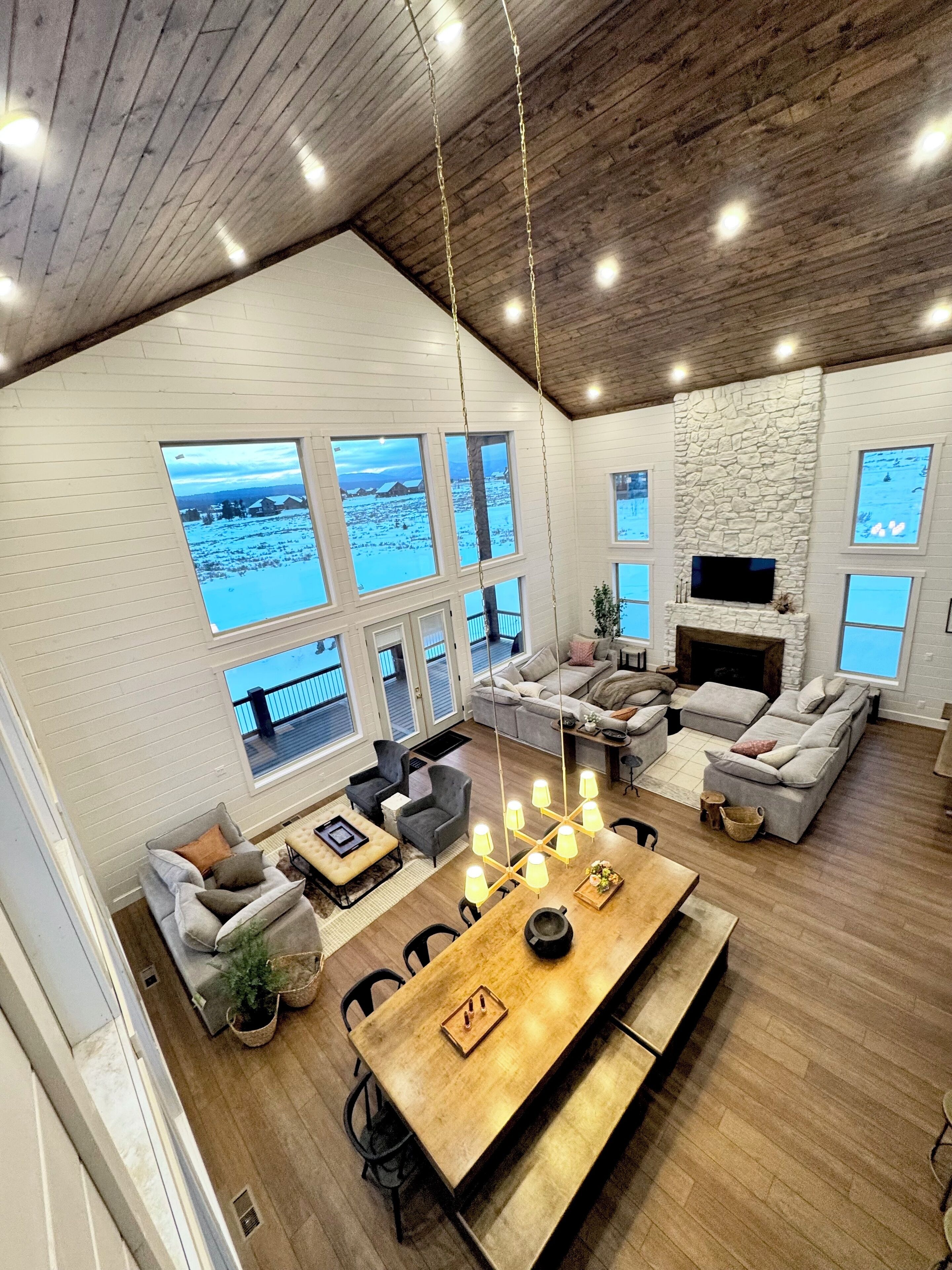 TV, fireplace