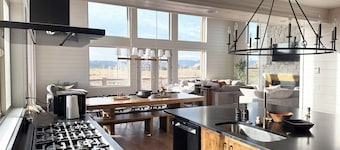 6-bedroom cabin-lake access .5 mile-hot tub-sauna-6' spiral slide-Modern Comfort