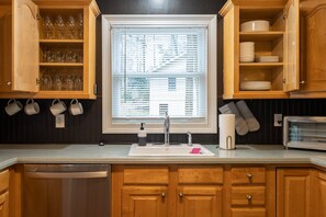 Interior - 306 Jason Court, Woodstock (Woodstock)