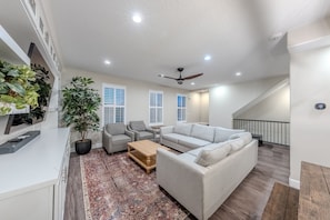 Smart TV - Luxury 4BR Townhome | Pet-Friendly | Waffles too! (Pleasant Grove)