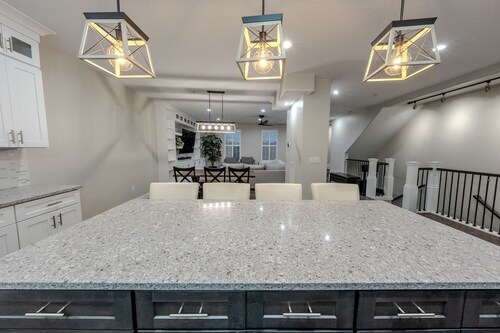 Luxury 4BR Townhome | Pet-Friendly | Waffles too!