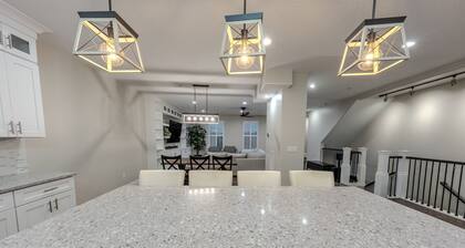 Luxury 4BR Townhome | Pet-Friendly | Waffles too!