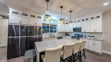 冰箱、微波炉、烤箱、炉灶