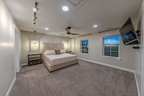 4 bedrooms, iron/ironing board, free WiFi, bed sheets - Luxury 4BR Townhome | Pet-Friendly | Waffles too! (Pleasant Grove)